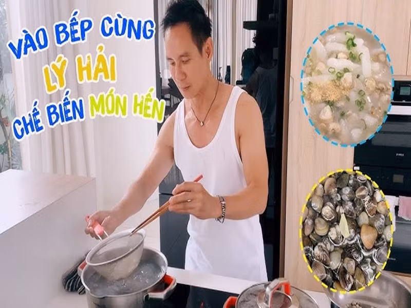Nam đạo diễn thích nấu ăn tại nhà. Ảnh: Youtube Lý Hải - Minh Hà.