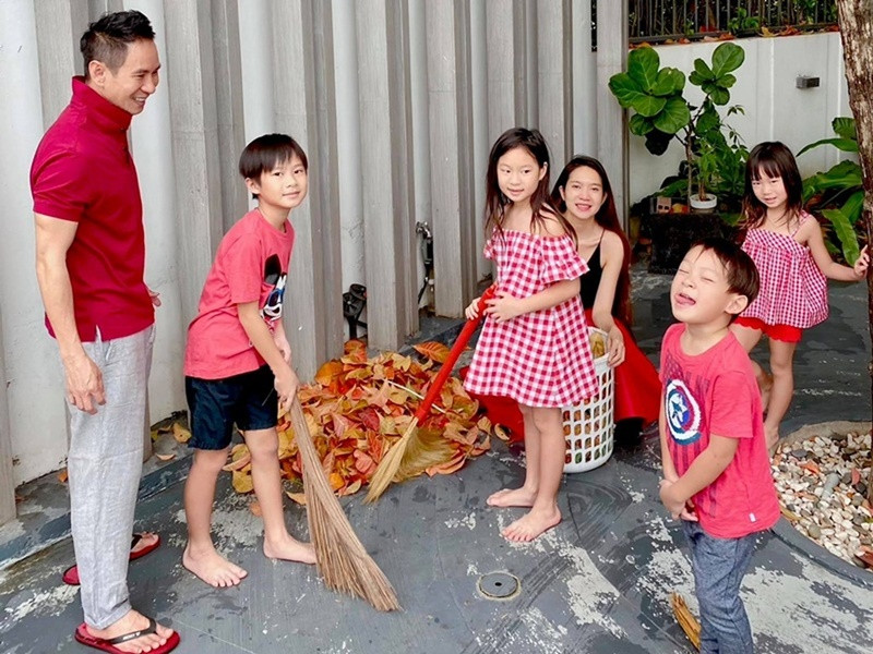 Lý Hải cùng vợ luôn dạy các con tự lập từ nhỏ. Ảnh: FB Lý Hải - Minh Hà.