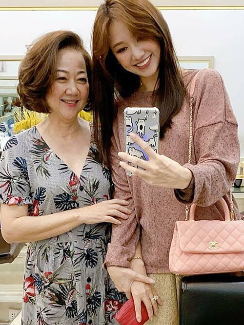 Nữ ca sĩ Hari Won dành thời gian đưa mẹ chồng đi làm đẹp. Ảnh: Gia Đình Xã Hội.