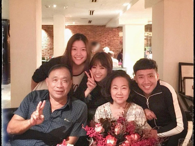 Năm 2020, Hari Won bí mật tổ chức sinh nhật muộn dành cho mẹ chồng khiến mọi người trong gia đình đều xúc động. Ảnh: FB Hari Won.