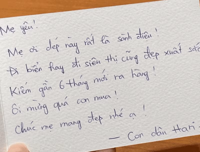 Hari Won viết lời nhắn cho mẹ chồng: "Mẹ ơi dép này rất sành điệu, đi biển hay đi siêu thị đều đẹp hết! Kiếm gần 6 tháng mới ra hàng. Ôi mừng quá con mua. Chúc mẹ mang đẹp nhé!". Ảnh: Công Lý Xã Hội.