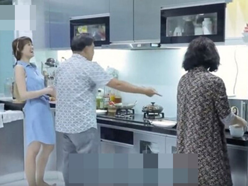 Trấn Thành tiết lộ khi còn sống chung với bố mẹ, anh và Hari Won không phải động tay động chân vào bất cứ công việc nào hết. Từ dọn dẹp nhà cửa đến nấu nướng đều được bố mẹ giúp đỡ. Ảnh: Saostar.