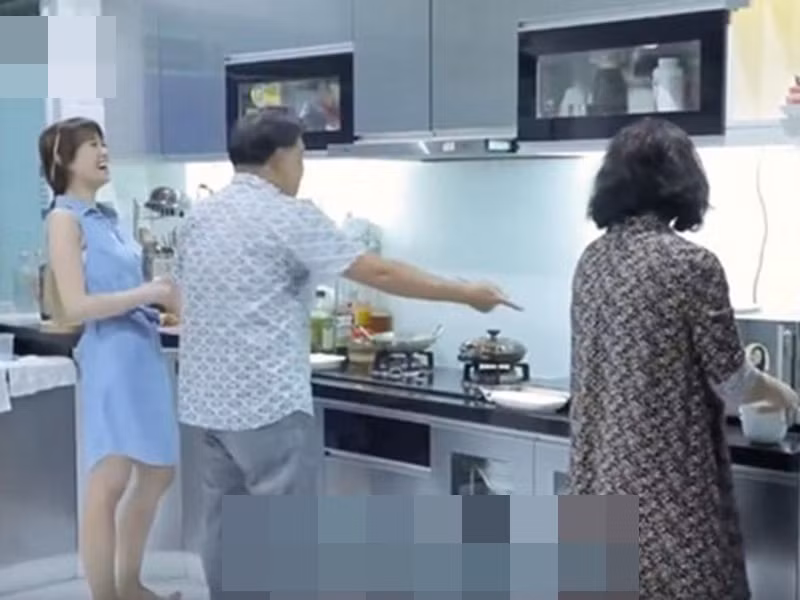 Trấn Thành tiết lộ khi còn sống chung với bố mẹ, anh và Hari Won không phải động tay động chân vào bất cứ công việc nào hết. Từ dọn dẹp nhà cửa đến nấu nướng đều được bố mẹ giúp đỡ. Ảnh: Saostar.