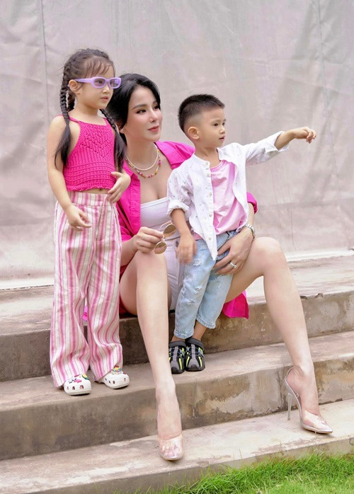 Diệp Lâm Anh vừa cho hai con đóng góp 50 triệu đồng để giúp đỡ bà con vùng bão lũ khắc phục hậu quả của thiên tai. Ảnh: FB Diệp Lâm Anh.