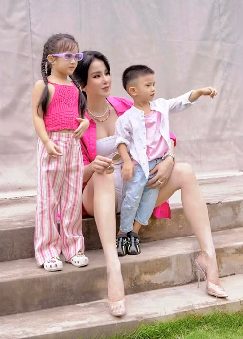 Diệp Lâm Anh vừa cho hai con đóng góp 50 triệu đồng để giúp đỡ bà con vùng bão lũ khắc phục hậu quả của thiên tai. Ảnh: FB Diệp Lâm Anh.