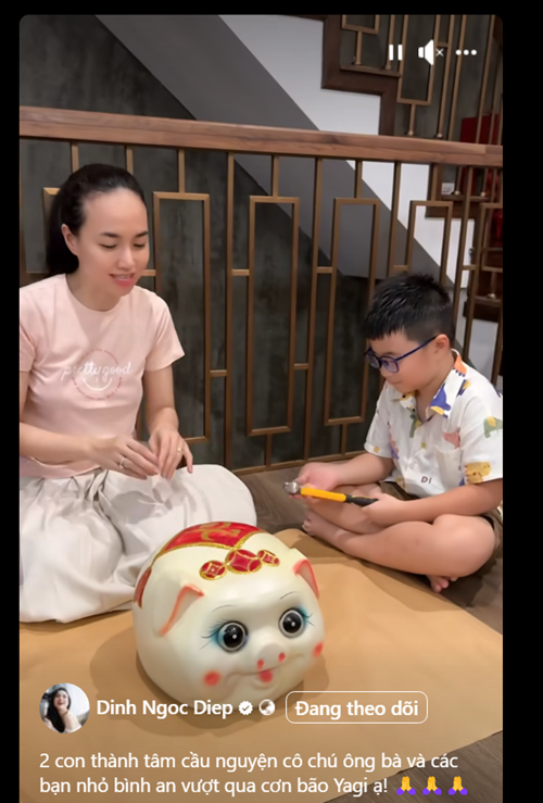 Hai con trai của Đinh Ngọc Diệp đập lợn đất để sẻ chia với người dân vùng lũ lụt. Ảnh: FB Đinh Ngọc Diệp.