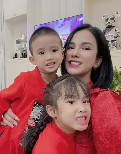 Nữ người mẫu tâm sự: "Số tiền đó khi trao đi, các con cũng phải biết ơn những người sẽ tiếp nhận nó, chuyển nó tới tận tay những người gặp khó khăn. Đây không phải là “từ thiện”, đây là chia sẻ, là yêu thương và là điều mọi đứa trẻ phải có để trưởng thành". Ảnh: FB Diệp Lâm Anh.