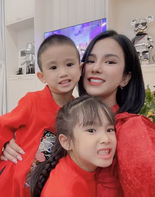 Nữ người mẫu tâm sự: "Số tiền đó khi trao đi, các con cũng phải biết ơn những người sẽ tiếp nhận nó, chuyển nó tới tận tay những người gặp khó khăn. Đây không phải là “từ thiện”, đây là chia sẻ, là yêu thương và là điều mọi đứa trẻ phải có để trưởng thành". Ảnh: FB Diệp Lâm Anh.