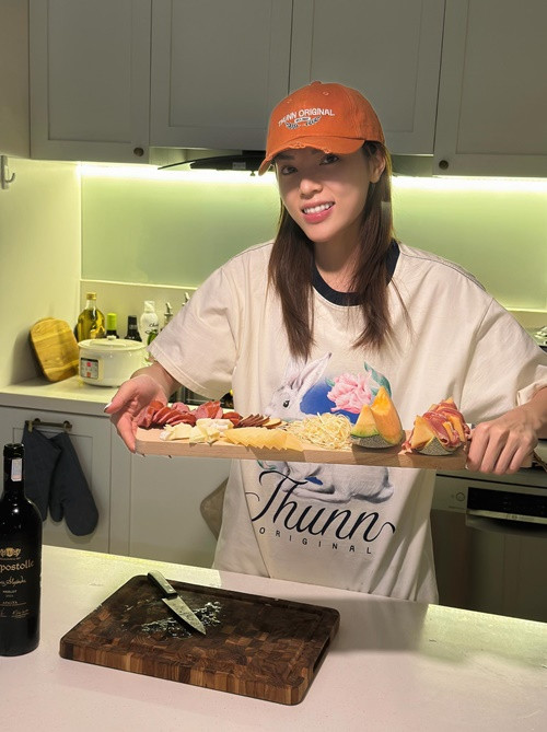 Nàng hậu thường xuyên vào bếp nấu nướng.