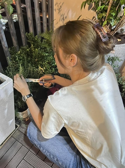 Kỳ Duyên trồng các loại cây gia vị ở ban công.