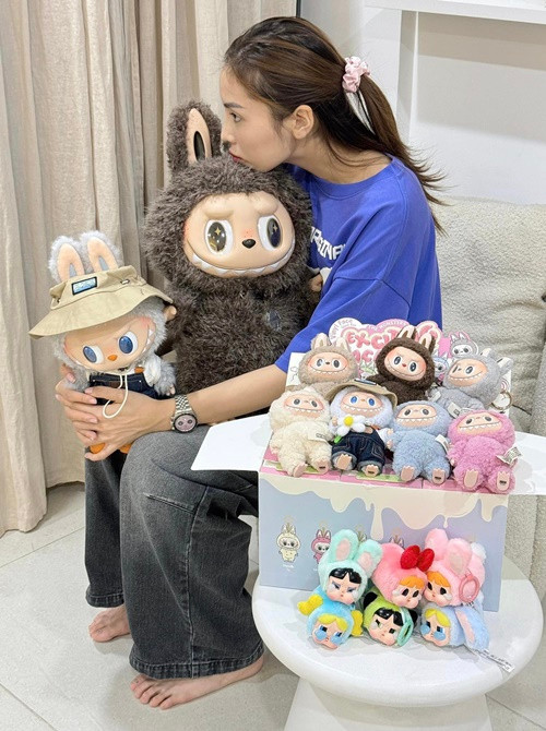 Theo Dân Việt, Kỳ Duyên hiện tại có hơn 10 con Labubu các loại với giá rẻ nhất là 800 nghìn đồng, đắt nhất khoảng 10 triệu đồng.