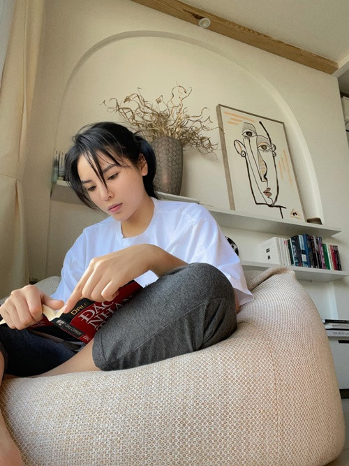 Kỳ Duyên cố gắng đọc sách mỗi ngày.