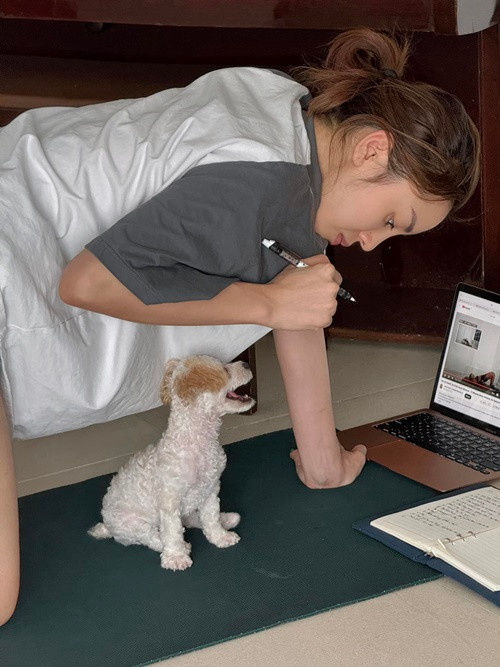 Người đẹp gốc Nam Định vừa tập luyện vừa ghi lại kiến thức để quay các clip phát trên Youtube.