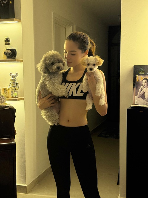 Kỳ Duyên nuôi cún cưng trong căn hộ cao cấp để bầu bạn.