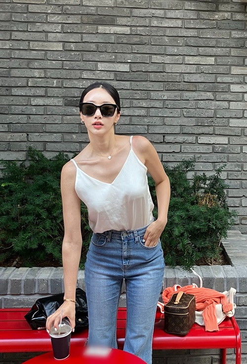 Shin Hae Ri đi uống cà phê, mua sắm cùng bạn bè vào ngày 11/8.