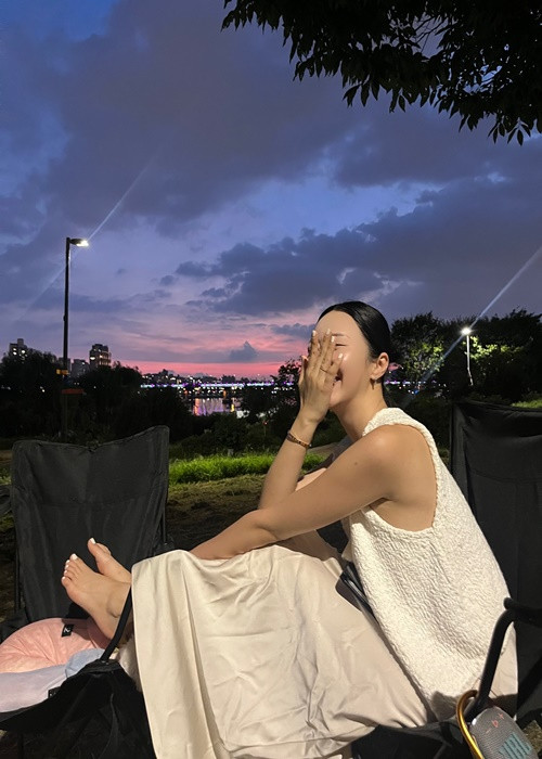 Nữ người mẫu có những giây phút bình yên bên người thân, bạn bè.