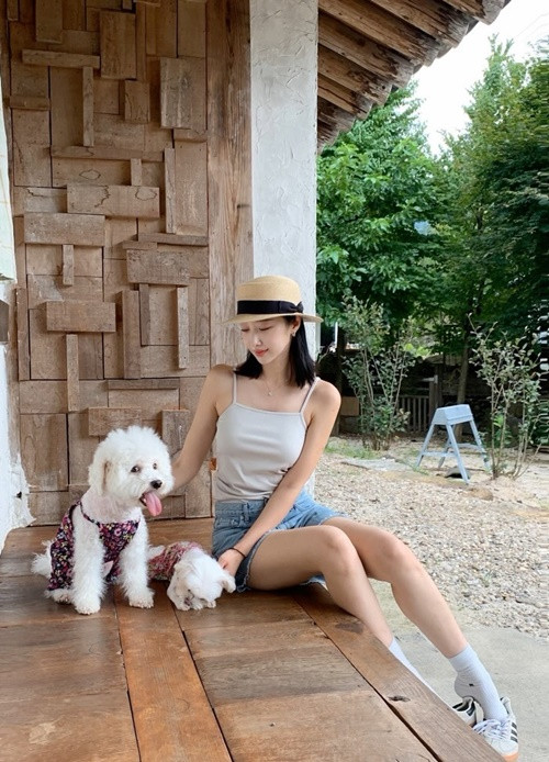 Giữa tháng 8, người đẹp chia sẻ hình ảnh nghỉ ngơi ở miền thôn quê để chữa lành bản thân.