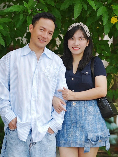 "Lời khen này phải xin dành cho bà xã và stylist Pông Chuẩn những người đã vất vả chăm lo phía hậu trường. Bà xã mong muốn trong lần trở lại hình ảnh của tôi thân thiện, gần gũi hơn, lịch lãm hơn. Nếu để cho Đinh Tiến Đạt tự lên đồ thì sẽ quái và dị lắm nhưng khi tới Anh trai vượt ngàn chông gai, tôi chấp nhận thử thách bản thân với nhiều dòng nhạc và xây dựng hình ảnh, phong cách phù hợp với mỗi tiết mục trình diễn. Tới với chương trình tôi mới bắt đầu biết đụng tới… mỹ phẩm, trang điểm chứ trước giờ đơn giản, xù xì đã thành quen", anh chia sẻ trên VTV. Ảnh: FB Thụy Vy.