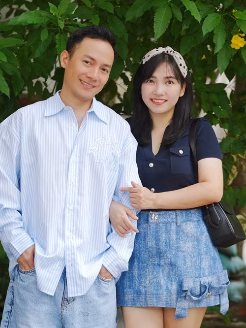 "Lời khen này phải xin dành cho bà xã và stylist Pông Chuẩn những người đã vất vả chăm lo phía hậu trường. Bà xã mong muốn trong lần trở lại hình ảnh của tôi thân thiện, gần gũi hơn, lịch lãm hơn. Nếu để cho Đinh Tiến Đạt tự lên đồ thì sẽ quái và dị lắm nhưng khi tới Anh trai vượt ngàn chông gai, tôi chấp nhận thử thách bản thân với nhiều dòng nhạc và xây dựng hình ảnh, phong cách phù hợp với mỗi tiết mục trình diễn. Tới với chương trình tôi mới bắt đầu biết đụng tới… mỹ phẩm, trang điểm chứ trước giờ đơn giản, xù xì đã thành quen", anh chia sẻ trên VTV. Ảnh: FB Thụy Vy.