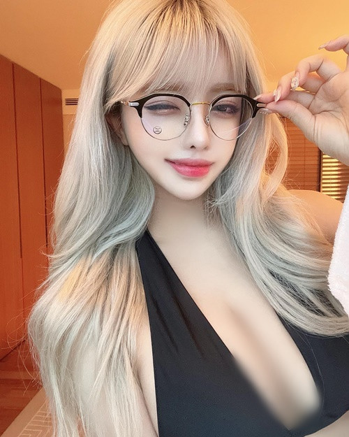 Lee Seo Young chuộng váy áo trễ nải, xẻ ngực sâu.