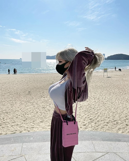 Hot girl Hàn Quốc không chỉ là phú bà mà còn sở hữu nhan sắc xinh đẹp, bốc lửa.