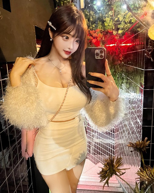 Vóc dáng đồng hồ cát của cô nàng đốn gục cánh mày râu.