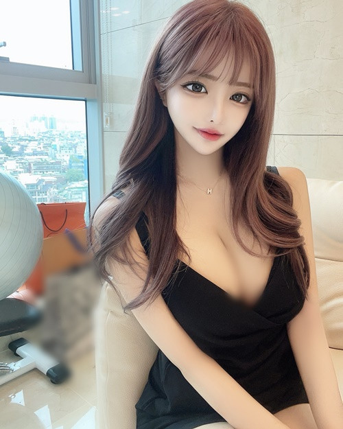 Hot girl giàu có chăm khoe vòng một như “báu vật”.