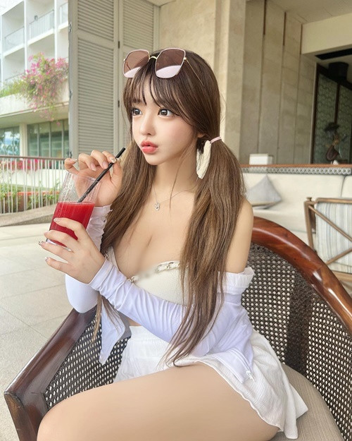 Vòng một của hot girl xứ Hàn căng đầy khiến người đối diện khó rời mắt.