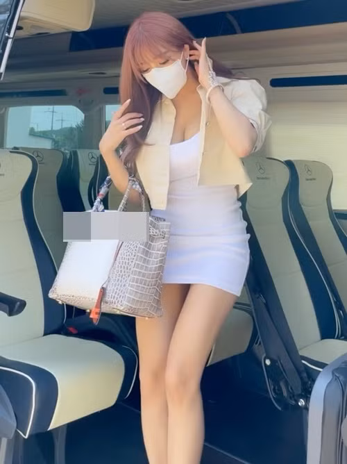 Lee Seo Young từng gây xôn xao khi khoe chiếc túi đắt đỏ và hiếm hoi của một thương hiệu đình đám thế giới.