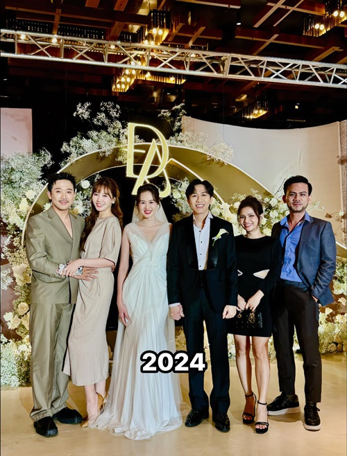 Dự đám cưới Anh Đức, Trấn Thành trải lòng: "Cuối cùng cũng cưới rồi! Từ nay về sau sẽ không còn được rao: "Bạn nghĩ sao về diễn viên Anh Đức" nữa rồi! 3 người bạn chơi với nhau hơn phần tư thế kỷ, cuối cùng ai cũng có gia đình hết rồi! Bức ảnh dưới đây đã phải đợi rất nhiều năm rồi mới có thể chụp được". Ảnh: FB Trấn Thành.