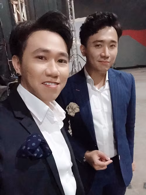 Mỗi lần Trấn Thành hỏi: “Đã có người yêu chưa?”, mọi người đoán ngay ra rằng MC chuẩn bị “rao bán” Anh Đức. Trường Giang từng hài hước cho hay: “Trấn Thành sắp bỏ mối Anh Đức ở chợ Bến Thành”. Ảnh: FB Anh Đức.