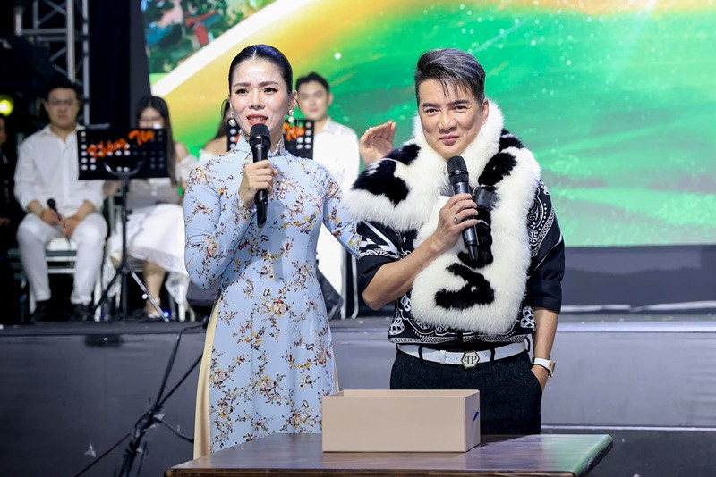 Trong chương trình Nghĩa tình phương Nam gây quỹ ủng hộ đồng bào miền Bắc bị ảnh hưởng bởi bão lũ, Đàm Vĩnh Hưng mang đến chiếc khăn hàng hiệu. Ảnh: FB Đàm Vĩnh Hưng.