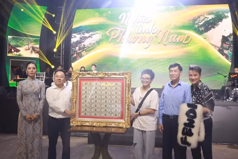 Mr Đàm viết trên trang cá nhân: “Trong lúc đang đấu giá cái khăn lông cáo màu trắng lên được 250 triệu thì doanh nhân Johnathan Hạnh Nguyễn ra hiệu cho anh mượn micro! Rồi anh phán luôn: “Tôi đấu 500 triệu cho chiếc khăn này của Đàm Vĩnh Hưng!". Hội trường như vỡ òa...". Ảnh: Pháp Luật TP HCM.