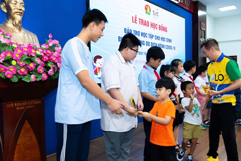 Nam ca sĩ đưa con trai cùng đi trao quà. Ảnh: FB Đàm Vĩnh Hưng.