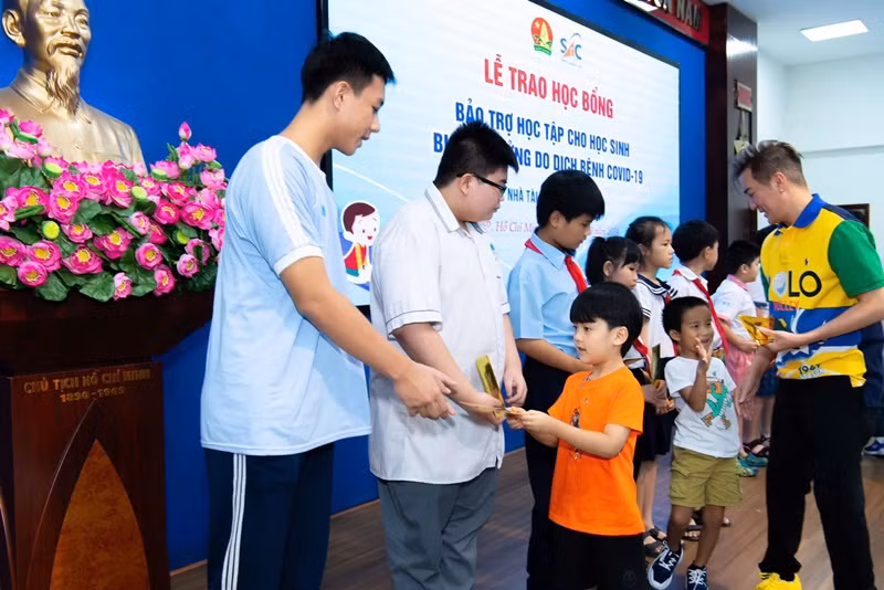 Nam ca sĩ đưa con trai cùng đi trao quà. Ảnh: FB Đàm Vĩnh Hưng.