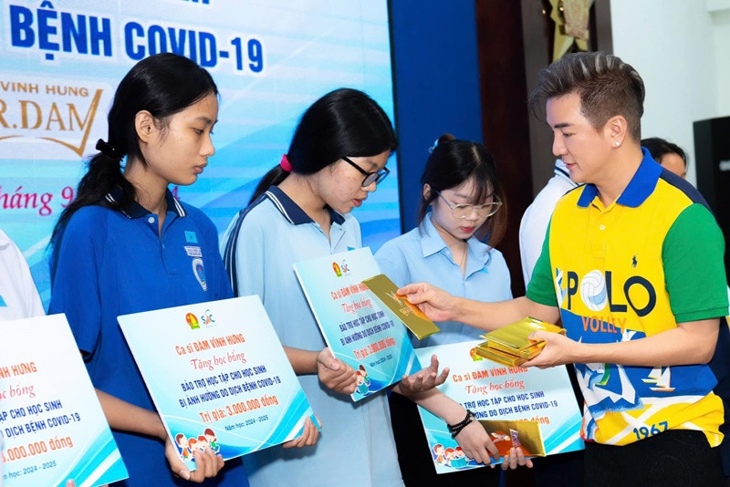 Mới đây, Đàm Vĩnh Hưng đi trao học bổng cho 100 trẻ mồ côi do lịch COVID-19 mà anh nhận bảo trợ từ năm 2021. Ảnh: FB Đàm Vĩnh Hưng.