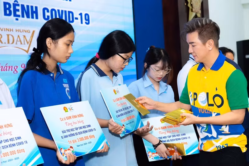 Mới đây, Đàm Vĩnh Hưng đi trao học bổng cho 100 trẻ mồ côi do lịch COVID-19 mà anh nhận bảo trợ từ năm 2021. Ảnh: FB Đàm Vĩnh Hưng.