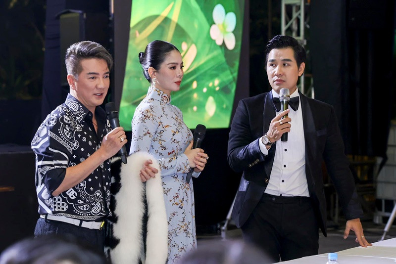 "Đây là chiếc khăn lông cáo màu trắng gần 5000 bảng Anh mà Hưng đã mua tại London! Là phiên bản giới hạn nên rất hiếm! Lần đó họ vừa mới ra buổi sáng thì buổi chiều Hưng đến London, vì ngược giờ nên đi shopping chơi! Chưa hát show nào nhưng thấy đẹp quá nên mua luôn!", Mr Đàm chia sẻ về chiếc khăn đấu giá. Ảnh: FB Đàm Vĩnh Hưng.