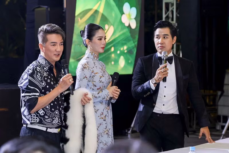 "Đây là chiếc khăn lông cáo màu trắng gần 5000 bảng Anh mà Hưng đã mua tại London! Là phiên bản giới hạn nên rất hiếm! Lần đó họ vừa mới ra buổi sáng thì buổi chiều Hưng đến London, vì ngược giờ nên đi shopping chơi! Chưa hát show nào nhưng thấy đẹp quá nên mua luôn!", Mr Đàm chia sẻ về chiếc khăn đấu giá. Ảnh: FB Đàm Vĩnh Hưng.