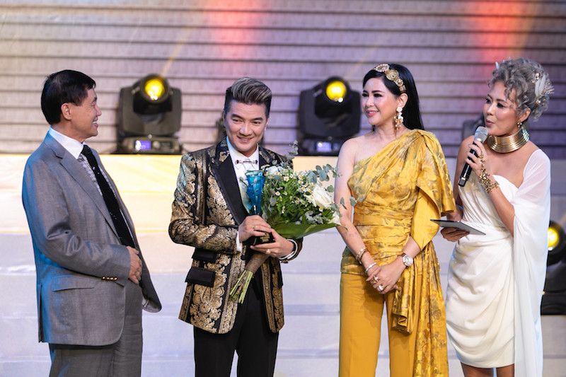 "....Tiếp theo là người bạn đấu giá kia nói: "Em là fan cứng của anh! Nếu bất kỳ cô gái nào muốn đấu giá thì em theo tới cùng! Nhưng anh Hạnh đã xuống tay thì em stop! Anh ấy win ạ! Vì em cũng rất ngưỡng mộ anh Hạnh! Em ủng hộ luôn số tiền 250 triệu vừa đấu lúc nãy luôn". Ai ngờ 10 phút sau Hưng nhắn tin khoe với 1 người bạn thân khác vừa bán cái khăn choàng cổ được 750 triệu giúp bà con vùng lũ. Người bạn này nói ủng hộ thêm 250 triệu cho tròn 1 tỷ”, nam ca sĩ vui mừng chia sẻ. Ảnh: Bazaarvietnam.