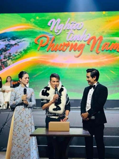 Doanh nhân Johnathan Hạnh Nguyễn đấu giá 500 triệu đồng cho chiếc khăn của Đàm Vĩnh Hưng. Ảnh: FB Đàm Vĩnh Hưng.