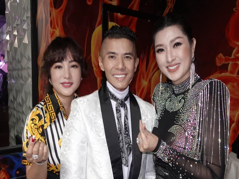 Kasim Hoàng Vũ đau đớn vì bệnh tật và kinh tế gặp khó khăn. Bởi vậy, các nghệ sĩ ở Mỹ đã tổ chức đêm nhạc gây quỹ cho nam ca sĩ. Ảnh: Trizzie Phương Trinh.