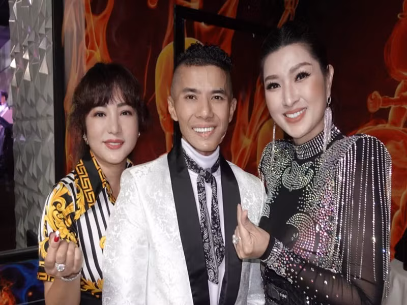 Kasim Hoàng Vũ đau đớn vì bệnh tật và kinh tế gặp khó khăn. Bởi vậy, các nghệ sĩ ở Mỹ đã tổ chức đêm nhạc gây quỹ cho nam ca sĩ. Ảnh: Trizzie Phương Trinh.