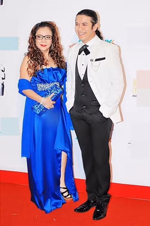 Ca sĩ Bích Phương cho biết, trước đây, con trai khỏe mạnh, giỏi giang, hiếu thuận và sống rất thiện tâm. Khi biết tin con trai ốm trở lại, bà lập tức từ Việt Nam sang Mỹ dù vừa mổ mắt xong. Ảnh: FB Kasim Hoàng Vũ.