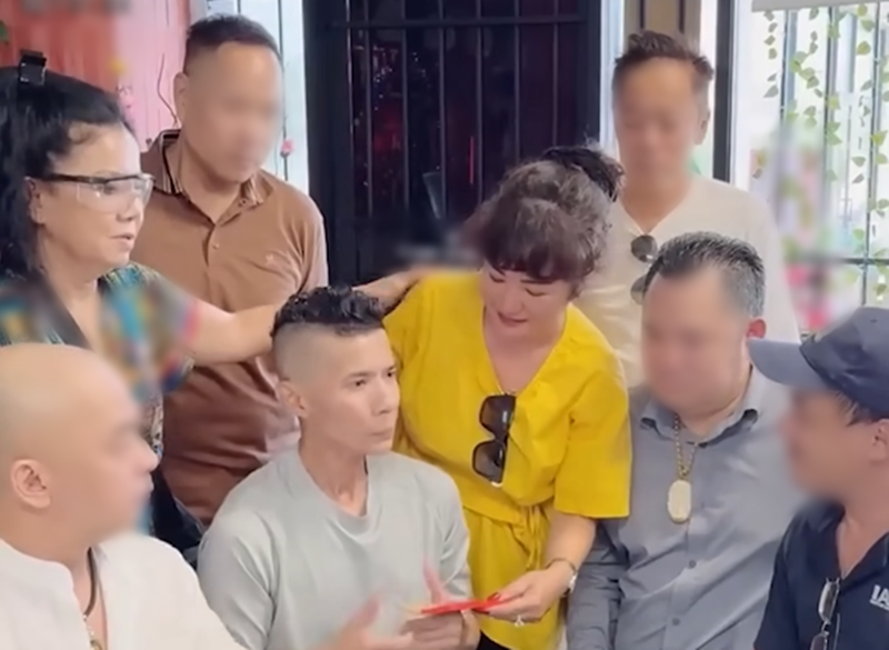 Thúy Nga tặng 1000 USD cho ca sĩ Kasim Hoàng Vũ để anh chữa bệnh viêm khớp xương hàm. Ảnh: FB Thúy Nga.