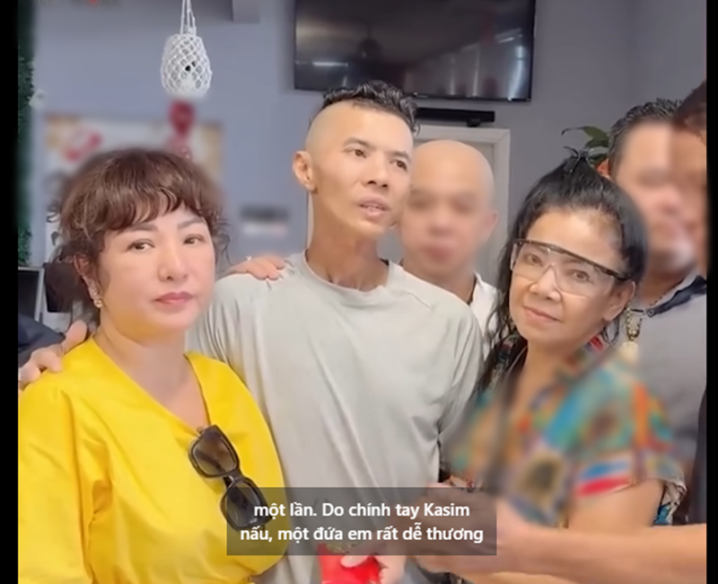 Diễn viên Thúy Nga (áo vàng) vừa chia sẻ clip đến thăm Kasim Hoàng Vũ ở quán ăn của nam ca sĩ. Lúc vào bếp, thấy Kasim Hoàng Vũ đứng nấu ăn, Thúy Nga xúc động. Ảnh: FB Thúy Nga.