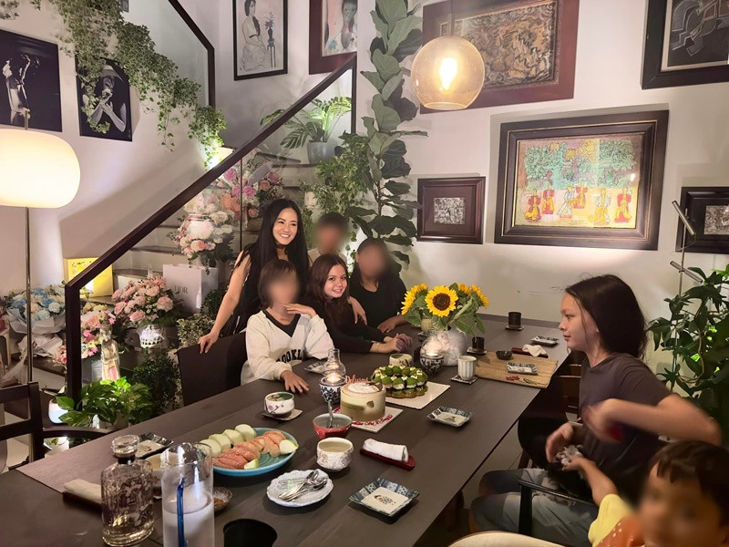 Nữ ca sĩ thường xuyên mời bạn bè của mình hay bạn các con về nhà chơi. Ảnh: FB Hồng Nhung.