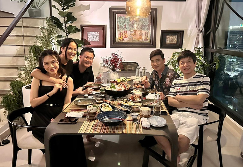 Hồng Nhung tiếp đón Mỹ Tâm, Quang Dũng, Quang Linh tại nhà. Ảnh: FB Hồng Nhung.