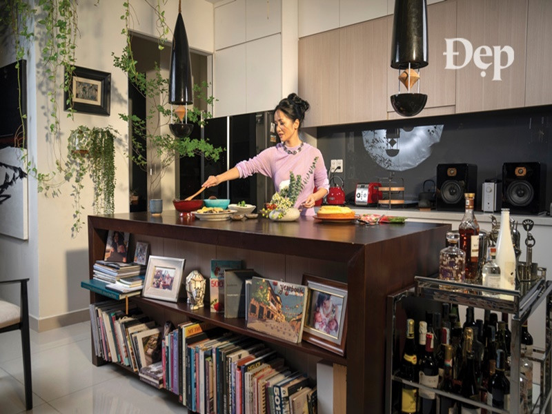 "Chị Bống" thích nấu ăn tại nhà. Nữ ca sĩ chia sẻ trên Đẹp, quanh bàn ăn, cả nhà cô chia sẻ với nhau chuyện trường lớp, bạn bè, thi thoảng bàn bạc về một cuốn sách đang cùng đọc. Riêng sáng thứ bảy còn có bữa sáng muộn, cặp song sinh nhà Hồng Nhung sẽ thay nhau chọn nhạc để nghe trong ngày. Ảnh: Đẹp.