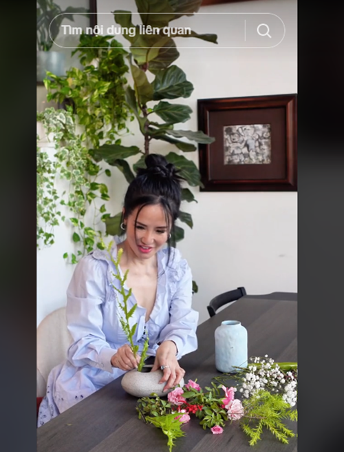 Hồng Nhung cắm hoa trong một chiếc bình lấy cảm hứng từ hòn đá trong vườn nhà. Ảnh: TikTok Hồng Nhung.